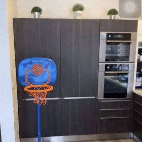 Syn Andreásek si udělal z kuchyně basketbalové hřiště.