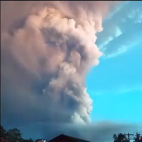 Erupci provází burácení a otřesy.