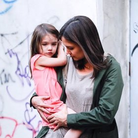 Teď žije s matkou v New Yorku.