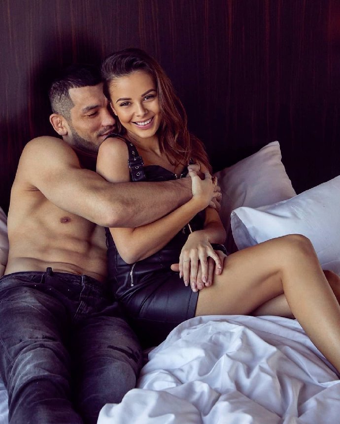 FOTO: Monika nafotila s Makhmudem dechberoucí snímky. – stránka 562