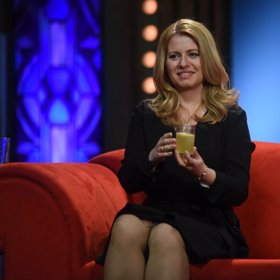 Zuzana Čaputová na červené sedačce v Show Jana Krause v únoru roku 2019.