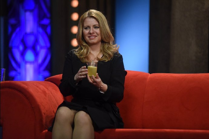 FOTO: Zuzana Čaputová na červené sedačce v Show Jana Krause v únoru roku 2019 – stránka 326