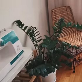 V Jitčině ložnici nechybí ratanové křesílko.