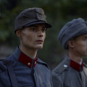 Josef Trojan ztvárnil mladého Jana Mikoláška. Ivan Trojan neměl tušení, že se jeho syn zúčastnil castingu.