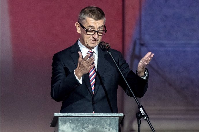 FOTO: Andrej Babiš již ve správné kravatě. – stránka 1596