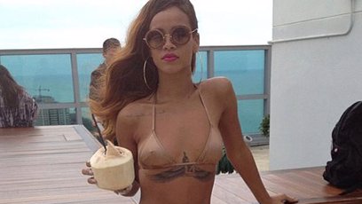 FOTO: Rihanna se opět předvedla v bikinách.
