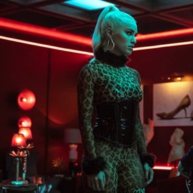 Holky z červeného gauče (Sky Rojo) je nový seriál Netflixu od tvůrců Papírového domu.