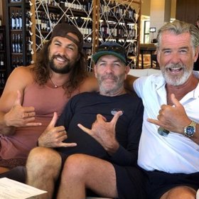Jason Momoa a Pierce Brosnan.