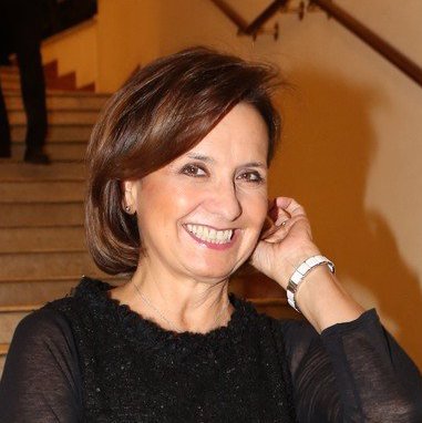 Hvězda seriálu Vyprávěj Veronika Freimanová vyvedla do Divadla Karla Heřmánka manžela Vladimíra Boučka, který ovšem není již režisér, jako první manžel Veroniky, nýbrž architekt! A to si Freimanová myslela, že už se nikdy nevdá.