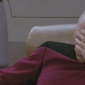 Jeho tzv. facepalm je legendární. A přitom je to jen obyčejné promnutí čela.