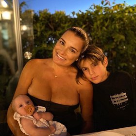 V černých šatech má Alena odzbrojující dekolt.