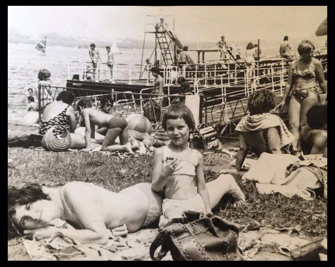 FOTO: Simona Krainová jako malá holka na dovolené. – stránka 957