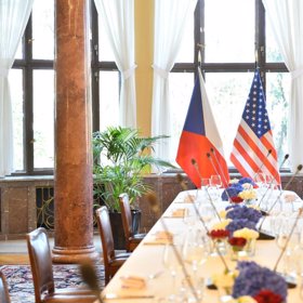 Po přivítaní všichni společně usedli k pracovnímu obědu.