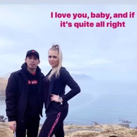 S novým přítelem je spokojená.