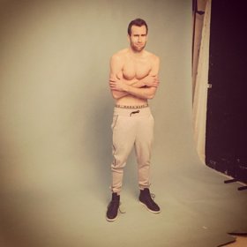 Z Nevilla vyrostl pohledný chlap.