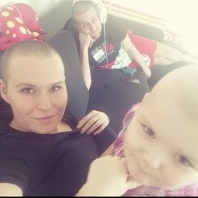 Oba dva si oholili hlavu a teď jim rostou vlasy společně.