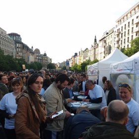 Horáček na místě shání podpisy.