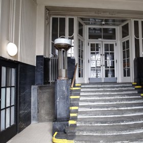 Vnitřek budovy Franz Kafka Spital, kde Vašek pracoval na recepci.