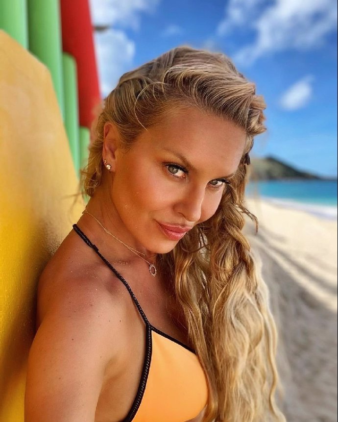 FOTO: Simona Krainová si z věčných kritiků nedělá těžkou hlavu. – stránka 989
