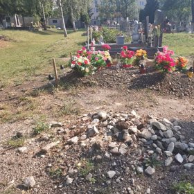 Vedle hrobu Josefa Kuči jsou kameny.