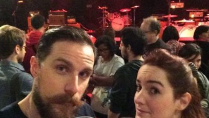 FOTO: Chvíle před teroristickým útokem na koncertě Eagles Of Death Metal v pařížském klubu Bataclan. Gilles Leclerc a Marianne Labanane si dělají selfie. Přežila pouze Labanane.