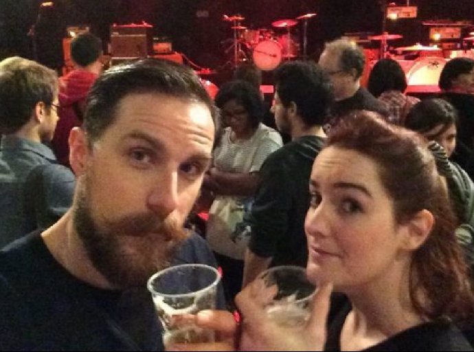 FOTO: Chvíle před teroristickým útokem na koncertě Eagles Of Death Metal v pařížském klubu Bataclan. Gilles Leclerc a Marianne Labanane si dělají selfie. Přežila pouze Labanane. – stránka 52