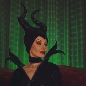 Lu se ráda mění v postavu Maleficent.