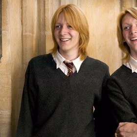 James a Oliver v sérii vyrostli.