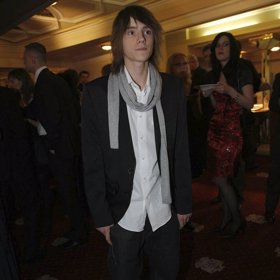 Filipovi koupila vlastní byt, když mu bylo ještě pouhých šestnáct.