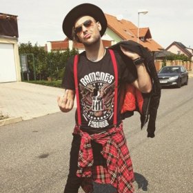 Josef Vařeka fandí punkové a rockové muzice.