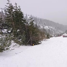 Ze tří lavinou stržených skialpinistů dva zůstali v laviništi nezasypáni, žena skončila pod sněhem.