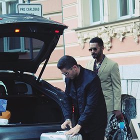 Je potřeba naložit kufry do auta.