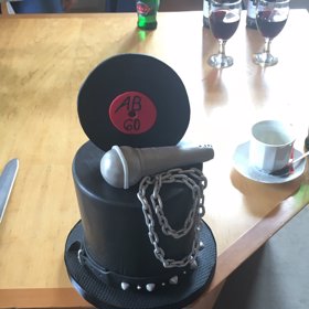 Aleš dostal krásný dort.