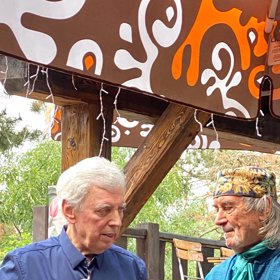 Na obřadu promluvil i filozof a spisovatel Juan Braun (vpravo).