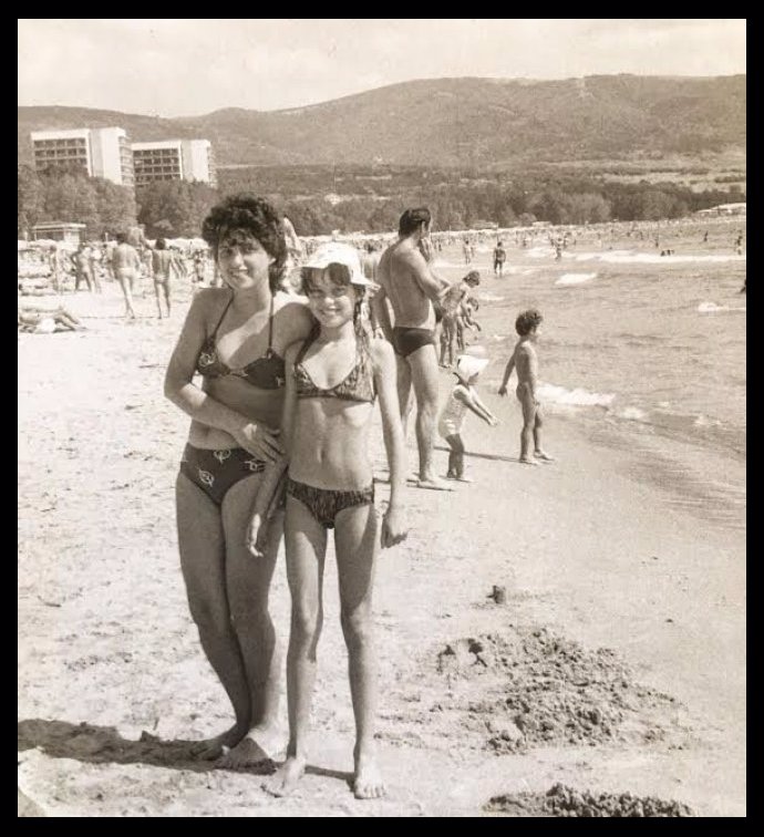 FOTO: Simona Krainová se svojí maminkou. – stránka 956