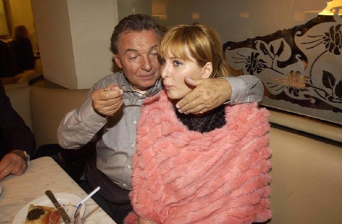 FOTO: Karel krmí Ivanu kaviárem. Psal se rok 2004. – stránka 752