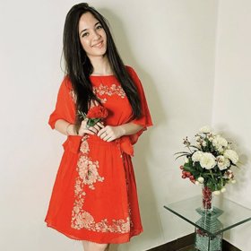 Proslavila se tanečními klipy.