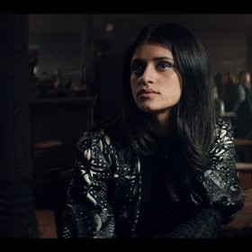 Herečka Anya Chalotra jako mocná čarodějka Yennefer.