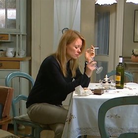 Blance se hroutí svět a pije.