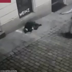 Teroristé zavraždili dva muže a jednu ženu.