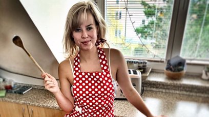 FOTO: Patricie Solaříková vypadá v zástěře hodně sexy.
