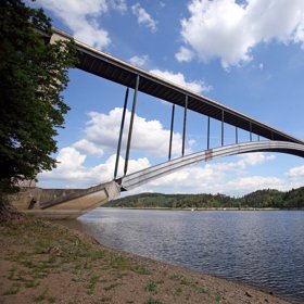 Zde byla nalezena mrtvá těla v zavařených sudech.