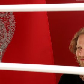 Tomáš Klus rád pomáhá.