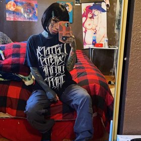 Sarah už v současnosti opět vidí, a může si tak užívat pohled na svá tetování, na která je hrdá.