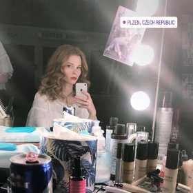 Dominika je maskérka. S Jakubem se poznali přímo během natáčení jednoho ze seriálů.