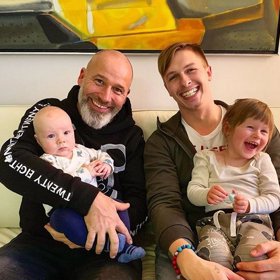 Oblíbený moderátor s vnoučaty.