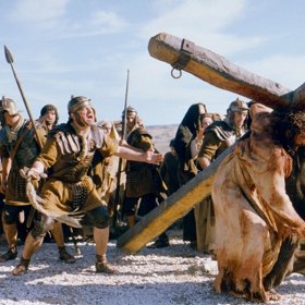 Umučení Krista je podle mnohých skandální a násilnické, odsoudily ho mraky věřících.