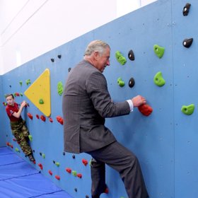 To ví jen Charles a Harry...