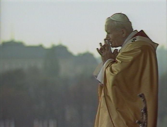 Papež Jan Pavel II. slouží bohoslužbu na Letenské pláni.