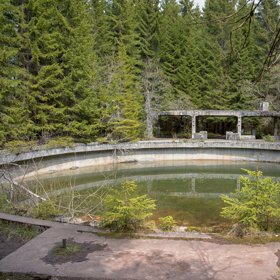 Které jsou hojně navštěvované turisty.